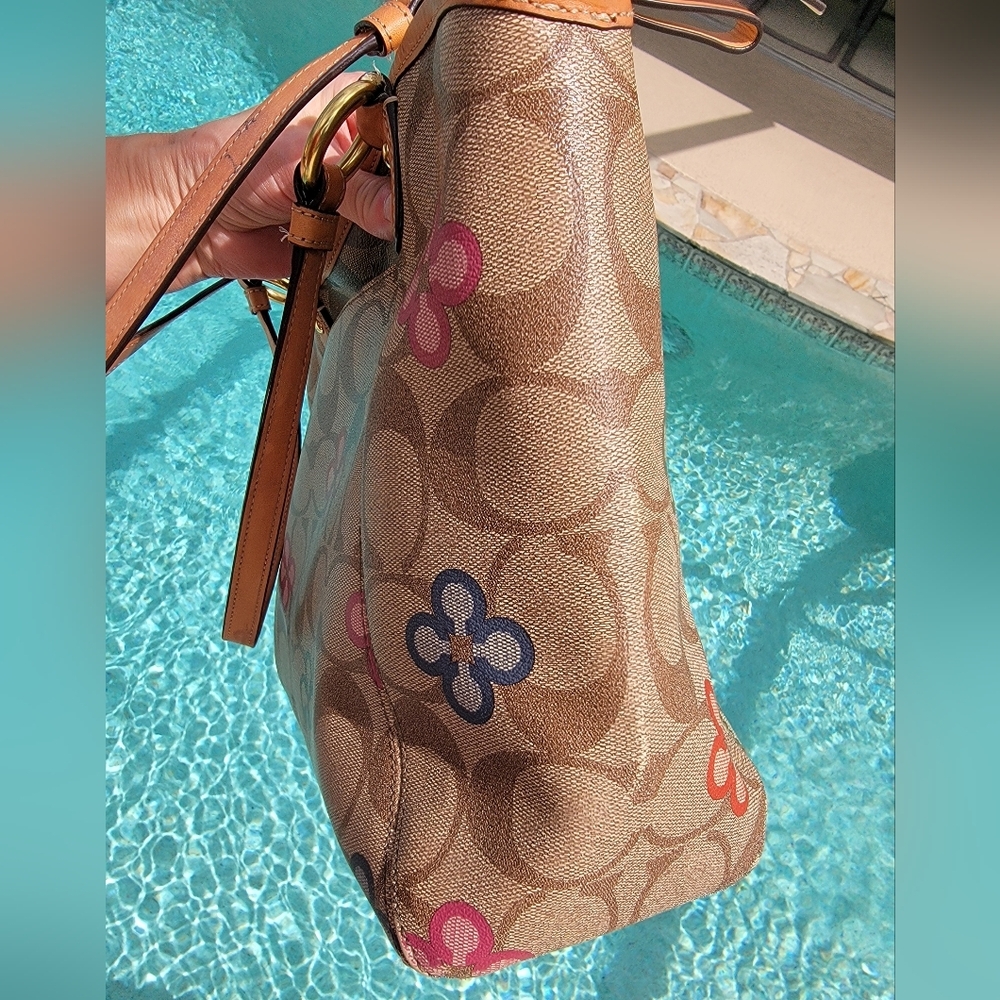 Coach Classic Peyton Clover Tote - Picture 11 of 15